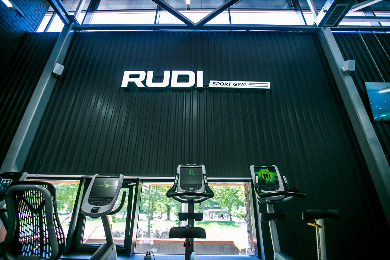 Кардіозона RuDi Sport Gym з велотренажерами під вивіскою RUDI